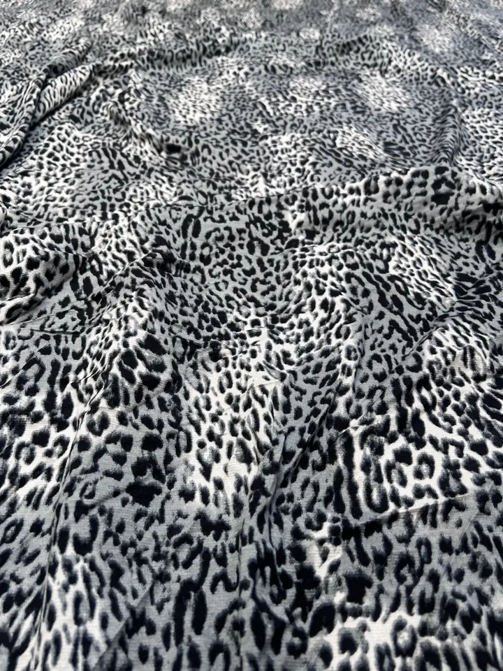 Beyaz leopar desenli kumaş